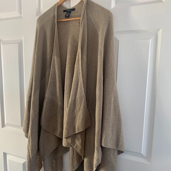 Beautiful Cejon Minimalist Poncho - Picture 3 of 11